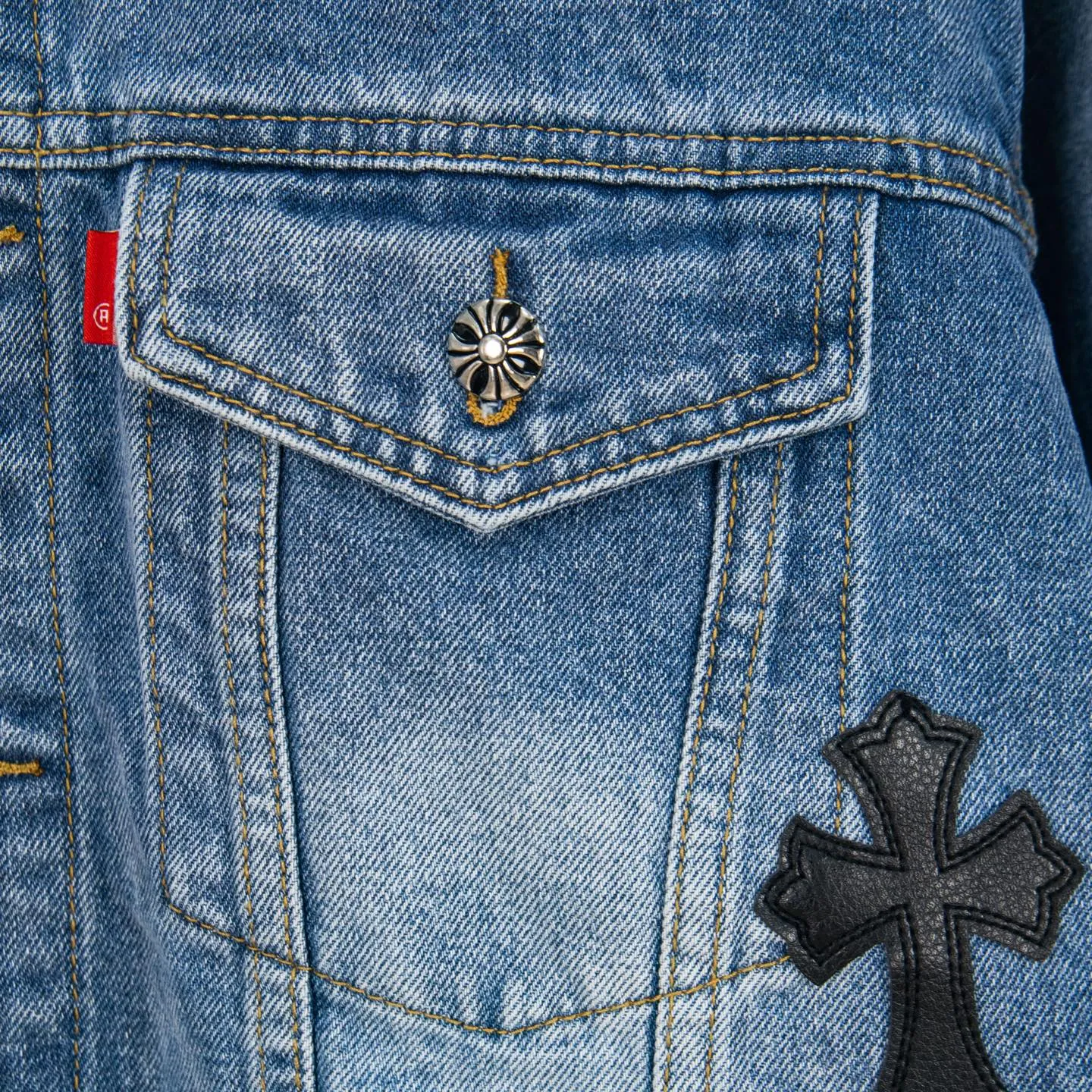P320 ChromeHearts/Cro Hearts Cartoon Letter Chapter Cross Patchwork Leather Denim Jacket If you are obsessed with ChromeHearts, you can check it out. The same style for celebrities. Chrome Hearts is a very representative shirt jacket. The upper body of both men and women is really amazing, and it is the same style as Yu Shuxin and Angelababy! Recommended loose style for girls, super sweet! As soon as you go out, you will turn heads‼ ️This jacket really closes your eyes. Style number: 1857# (same style pants are available) Color: light blue Size: S M L XL